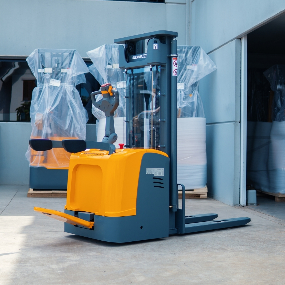 Empilhadeira Elétrica Patolada 1.500kg Elevação 4,5m com Plataforma para Operador Embarcado (com bateria 24v_200Ah e carregador) (3)