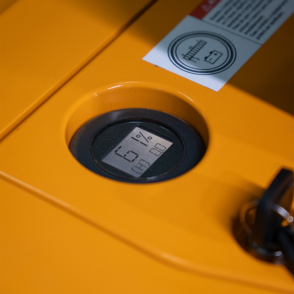 Empilhadeira Elétrica Patolada 1.500kg Elevação 5,0m com bateria 24v 200Ah (4)