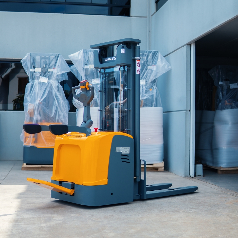 Empilhadeira Elétrica Patolada 1.500kg Elevação 5,6m com Plataforma para Operador Embarcado (com bateria 24v_200Ah e carregador) (5)