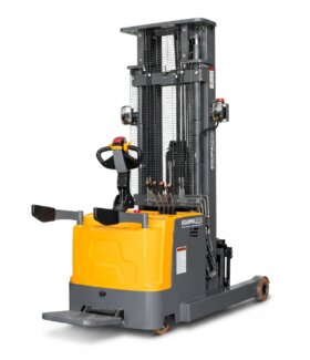 Empilhadeira Retrátil Elétrica 2000kg Elevação 5,5m Torre Triplex e Deslocador Lateral de Garfo - EquipaPRO RTX2055 MAX