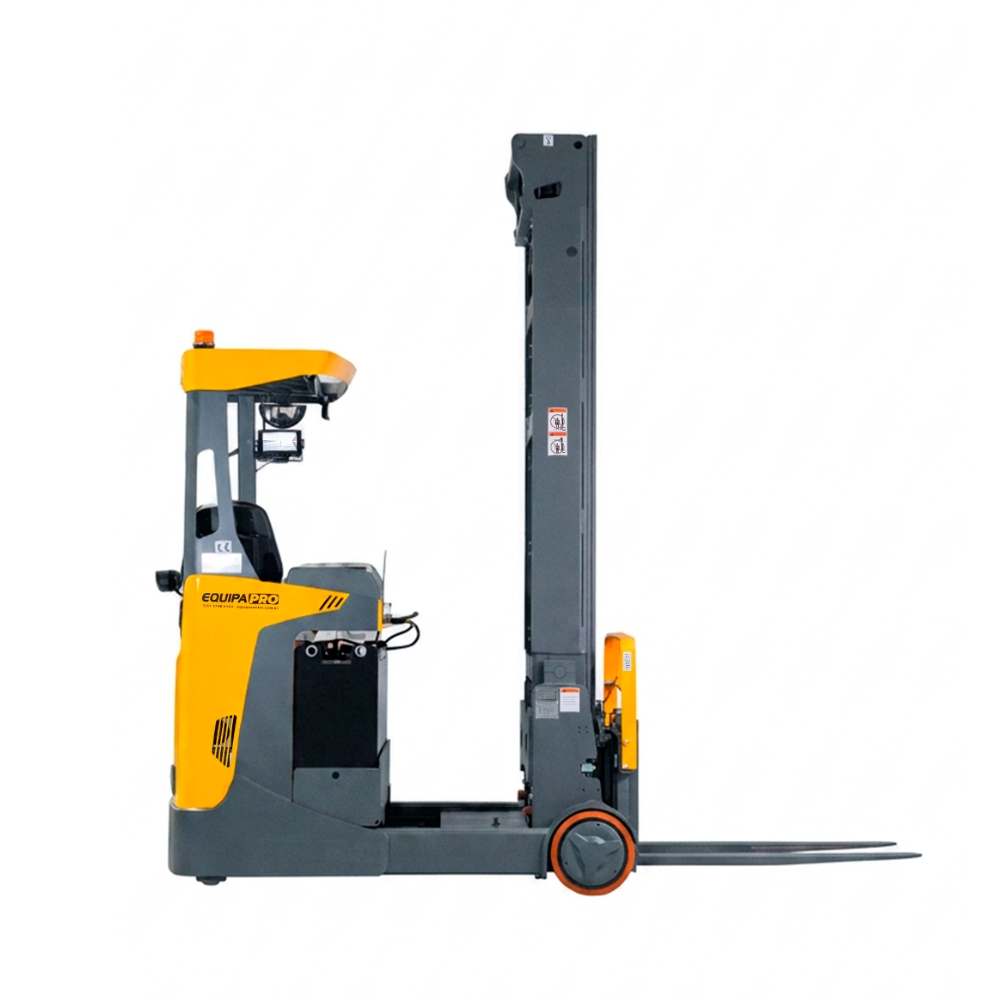 Empilhadeira retrátil EquipaPRO RTX2074 MAX com o mastro avançado para pegar o palete no rack