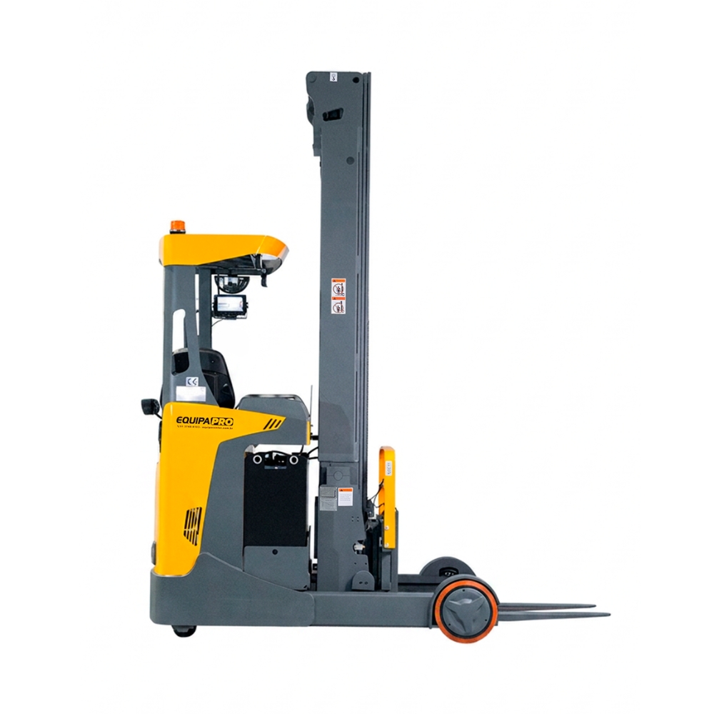 Empilhadeira retrátil EquipaPRO RTX2074 MAX com o mastro recuado, na posição de deslocamento