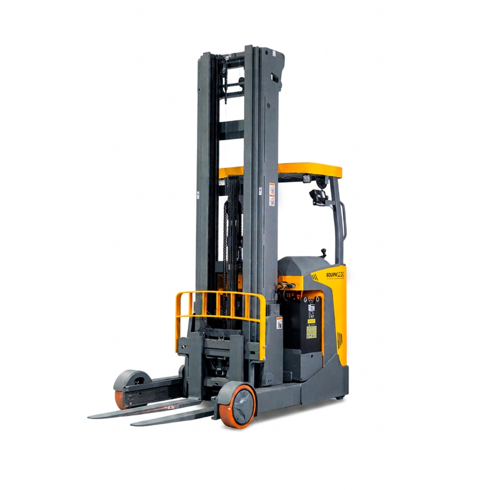 Empilhadeira retrátil EquipaPRO RTX2074 MAX vista em diagonal pela frente, com mastro e garfos