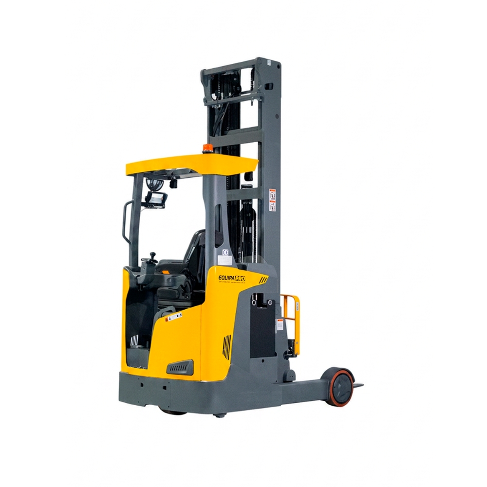 Empilhadeira retrátil EquipaPRO RTX2074 MAX vista em diagonal por trás