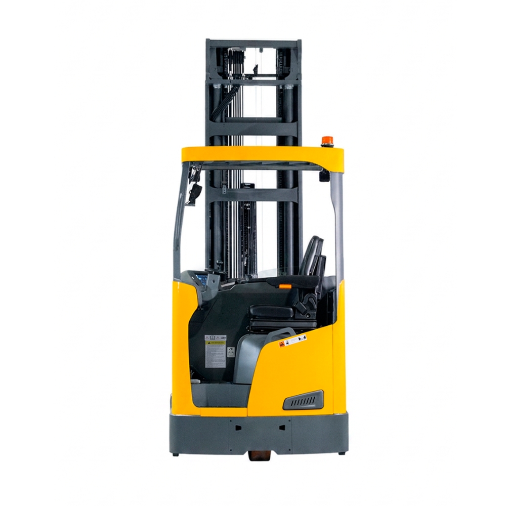 Vista traseira da empilhadeira retrátil EquipaPRO RTX2074 MAX, com o banco do operador
