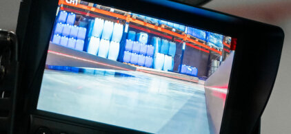 Monitor da câmera dos garfos da RTX2074 MAX com a linha do nível a laser