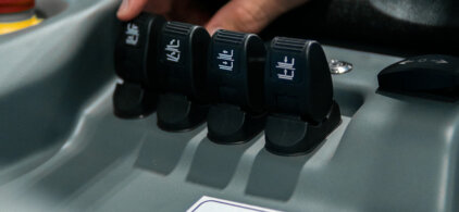 Quatro comandos na ponta dos dedos da empilhadeira retrátil RTX2074 MAX