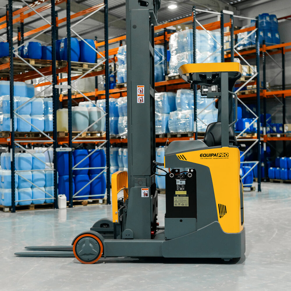 Empilhadeira retrátil RTX2074 MAX com o mastro avançado em armazém